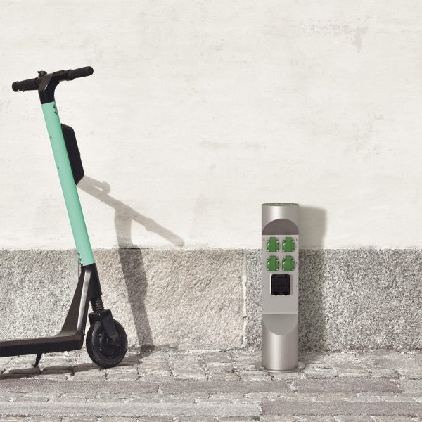 ES323EM-in-front-of-the-wall-with-e-scooter