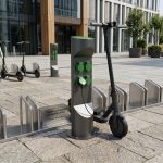 Słupek elektryczny do ładowanie hulajnóg