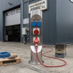 słupek zasilający es przed firmą