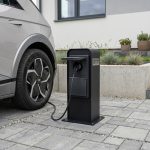 słupek 2x230v czarny na podjeździe